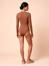 Laad de afbeelding in de Gallery-viewer, Model Back: Uv Line One-Piece Long Sleeve Swimsuit Macae Brown Upf50+
