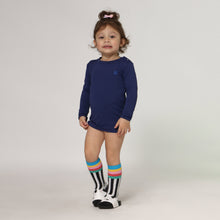 Laad de afbeelding in de Gallery-viewer, Model Front: Uv Line Rash Guard Longsleeve Baby Navy Blue Upf50+
