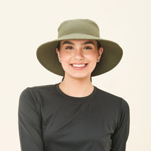Laad de afbeelding in de Gallery-viewer, Model Front: Uv Line Bucket Hat Hat California Nac Fem Green Militar Upf50+
