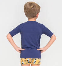 Laad de afbeelding in de Gallery-viewer, Model Back: Uv Line Rash Guard Kids Fpu50+ Uvpro Short Sleeve T-Shirt Navy Blue Uv
