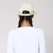 Laad de afbeelding in de Gallery-viewer, Model Back: Uv Line Caps Visor Nice Fem Sand Upf50+
