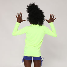 Laad de afbeelding in de Gallery-viewer, Model Back: Uv Line Rash Guard Camiseta Uvlight Amarelo Fluor Spf50+
