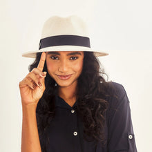 Laad de afbeelding in de Gallery-viewer, Model Front: Uv Line Panama Hat Hat Shanghai Imp Uni White Black Upf50+
