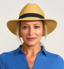 Laad de afbeelding in de Gallery-viewer, Model Front: Uv Line Panama Hat Hat Shanghai Imp Uni Sand Black Upf50+
