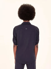Laad de afbeelding in de Gallery-viewer, Model Back: Uv Line Shirtdress Shirt Copa Black Upf50+
