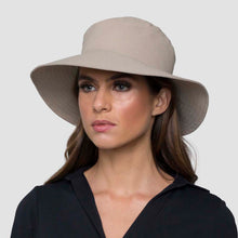 Laad de afbeelding in de Gallery-viewer, Model Front: Uv Line Bucket Hat Hat California Nac Fem Sand Upf50+
