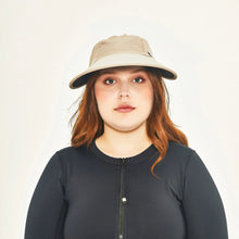 Laad de afbeelding in de Gallery-viewer, Model Front: Uv Line Caps Visor Capri Colors Nac Fem Sand Black Upf50+
