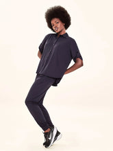 Laad de afbeelding in de Gallery-viewer, Model Front: Uv Line Shirtdress Shirt Copa Black Upf50+
