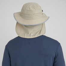 Laad de afbeelding in de Gallery-viewer, Model Back: Uv Line Flap Hat Chapeu Kansas Nac Areia/Cinza
