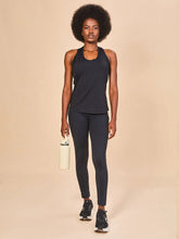 Laad de afbeelding in de Gallery-viewer, Model Front: Uv Line Fitness Top Regata Sport Color Fem Preto Upf50+
