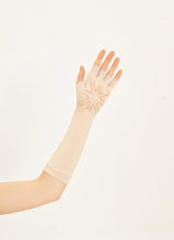 Laad de afbeelding in de Gallery-viewer, Model Back: Uv Line Glove Long Gloves Uni Beige Upf50+
