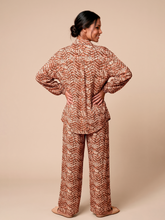 Laad de afbeelding in de Gallery-viewer, Model Back: Uv Line Shirtdress Shirt Vitoria Tie Dye Pitanga Upf50+
