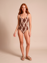 Laad de afbeelding in de Gallery-viewer, Model Front: Uv Line One-Piece Swimsuit Ibiza Diamond Upf50+
