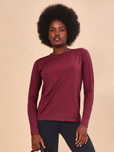 Laad de afbeelding in de Gallery-viewer, Model Front: Uv Line Rash Guard Longsleeve Uvpro Vermelho Quimado Upf50+
