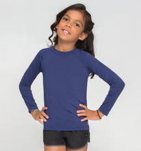 Laad de afbeelding in de Gallery-viewer, Model Front: Uv Line Rash Guard Longsleeve Uvpro Kids Navy Blue Upf50+
