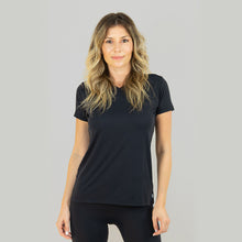 Laad de afbeelding in de Gallery-viewer, Model Front: Uv Line Fitness Top Sport Fit Fem Preto Upf50+
