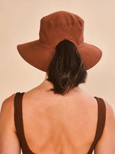 Laad de afbeelding in de Gallery-viewer, Model Back: Uv Line Bucket Hat Hat California Fem Cognac Upf50+
