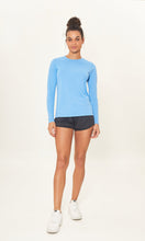 Laad de afbeelding in de Gallery-viewer, Model Front: Uv Line Rash Guard Camiseta Uv X Pro Ml Azul Claro Upf50+

