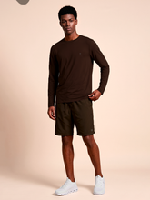 Laad de afbeelding in de Gallery-viewer, Model Front: Uv Line Rash Guard Longsleeve New Fit Textura Masc Brown Upf50+
