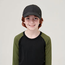 Laad de afbeelding in de Gallery-viewer, Model Front: Uv Line Caps Cap Teens Colors Inf Black Upf50+
