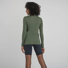 Laad de afbeelding in de Gallery-viewer, Model Back: Uv Line Rash Guard Longsleeve Uvpro Fem Verde Militar Upf50+
