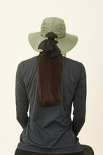 Laad de afbeelding in de Gallery-viewer, Model Back: Uv Line Floppy Hat San Remo Militar Preto Upf50+
