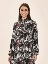 Laad de afbeelding in de Gallery-viewer, Model Front: Uv Line Shirtdress Shirt Vitoria Coqueiros Upf50+
