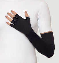 Laad de afbeelding in de Gallery-viewer, Model Front: Uv Line Glove Extra Long Gloves Uni Black Upf50+
