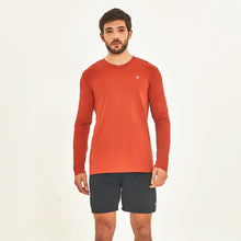 Laad de afbeelding in de Gallery-viewer, Model Front: Uv Line Rash Guard Longsleeve Sport Fit Ferrugem Upf50+
