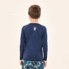 Laad de afbeelding in de Gallery-viewer, Model Back: Uv Line Rash Guard Acqua Qr Code Marinho Upf50+
