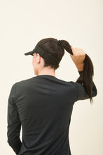 Laad de afbeelding in de Gallery-viewer, Model Back: Uv Line Visor Visor Elastic Preto Upf50+
