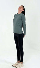 Laad de afbeelding in de Gallery-viewer, Product Front: Uv Line Rash Guard Longsleeve Fem New Fit Textura Verde Jade Upf50+
