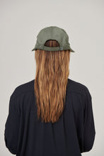 Laad de afbeelding in de Gallery-viewer, Model Back: Uv Line Caps Visor Nice Fem Militar Green Upf50+
