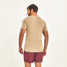 Laad de afbeelding in de Gallery-viewer, Model Back: Uv Line Fitness Top T-Shirt Sport Fit Areia Upf50+
