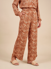 Laad de afbeelding in de Gallery-viewer, Gallery: Uv Line Beach Trousers Pants Meia Lua Tie Dye Pitanga Upf50+

