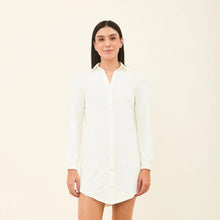 Laad de afbeelding in de Gallery-viewer, Model Front: Uv Line Shirtdress Shirtdress Copenhagen Offwhite Upf50+
