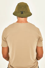Laad de afbeelding in de Gallery-viewer, Model Back: Uv Line Bucket Hat Hat Toronto Colors Masc Military Green Upf50+
