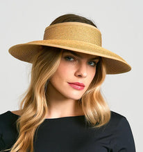 Laad de afbeelding in de Gallery-viewer, Model Front: Uv Line Visor Visor Siena Imp Fem Wheat Upf50+
