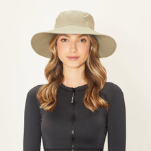 Laad de afbeelding in de Gallery-viewer, Model Front: Uv Line Floppy Hat Hat Lyon Nac L Fem Kaki Upf50+
