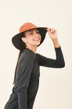 Laad de afbeelding in de Gallery-viewer, Image 02: Uv Line Floppy Hat San Diego Preto Caramelo Upf50+
