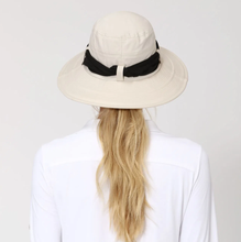Laad de afbeelding in de Gallery-viewer, Model Back: Uv Line Floppy Hat Hat Paris Ville L Fem Sand Upf50+
