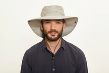 Laad de afbeelding in de Gallery-viewer, Model Front: Uv Line Floppy Hat Hat Safari L Masc Sand Upf50+

