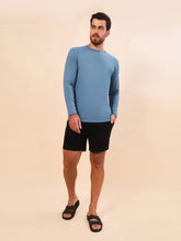 Laad de afbeelding in de Gallery-viewer, Model Front: Uv Line Rash Guard Longsleeve Uvpro Masc Indigo Upf50+
