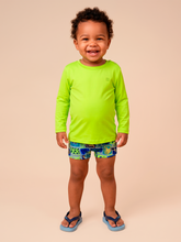 Laad de afbeelding in de Gallery-viewer, Model Front: Uv Line Rash Guard Longsleeve Baby Yellow Fluor Upf50+
