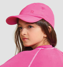 Laad de afbeelding in de Gallery-viewer, Model Front: Uv Line Caps Cap Teens Colors Inf Pink Upf50+

