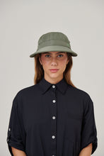 Laad de afbeelding in de Gallery-viewer, Model Front: Uv Line Caps Visor Nice Fem Militar Green Upf50+
