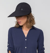 Laad de afbeelding in de Gallery-viewer, Model Front: Uv Line Caps Visor Capri Colors Nac Fem Black Upf50+
