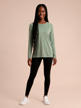 Laad de afbeelding in de Gallery-viewer, Model Front: Uv Line Rash Guard Longsleeve Fem New Fit Mix Grey Upf50+
