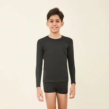 Laad de afbeelding in de Gallery-viewer, Model Front: Uv Line Rash Guard Longsleeve Uvpro Kids Black Upf50+
