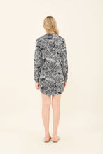 Laad de afbeelding in de Gallery-viewer, Model Back: Uv Line Shirtdress Shirtdress Dalia Marinho Upf50+
